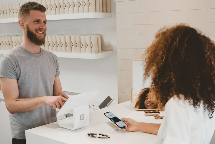 Un commerçant encaisse une cliente sur une caisse tablette