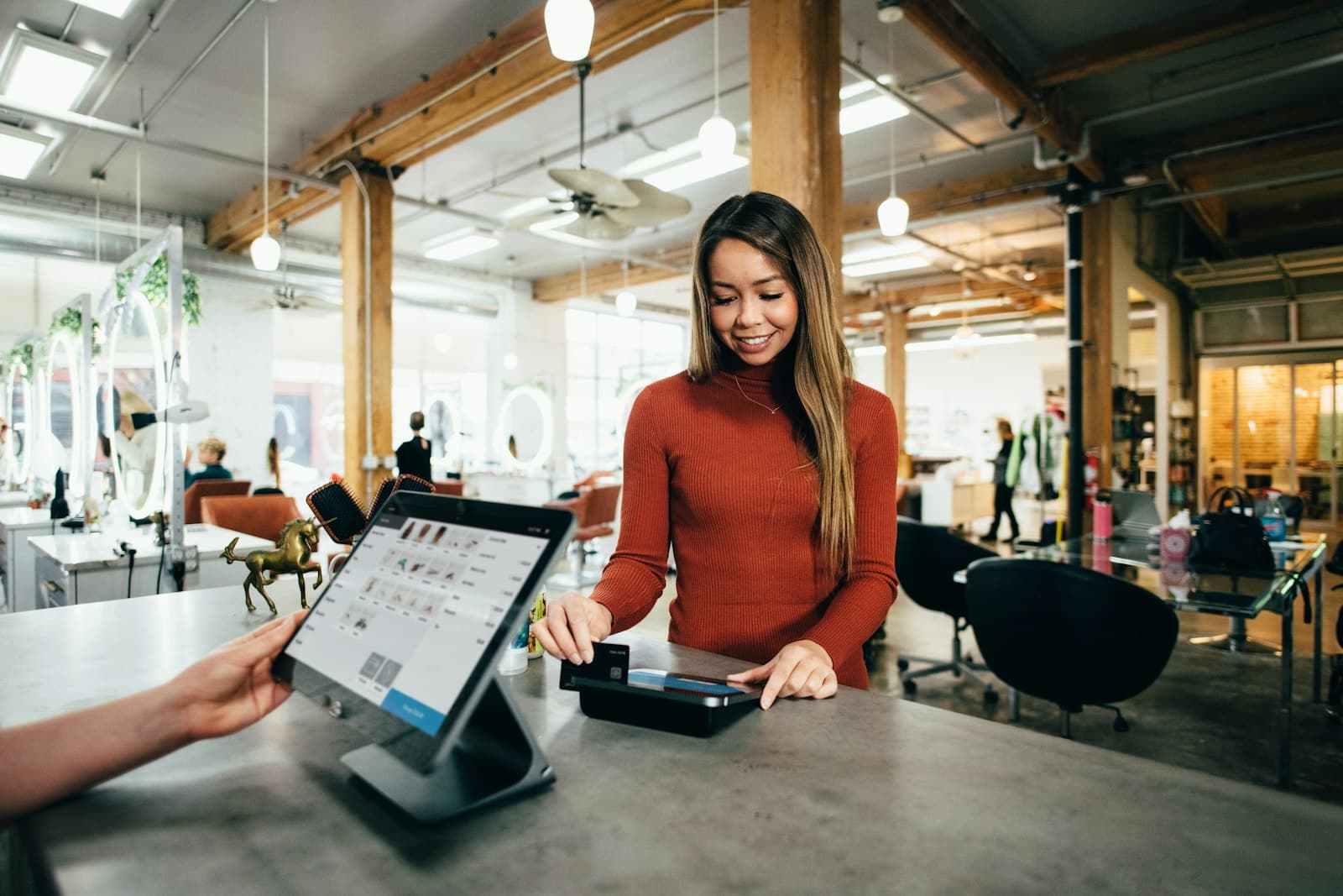 Une commerçante à sa caisse, devant sa tablette