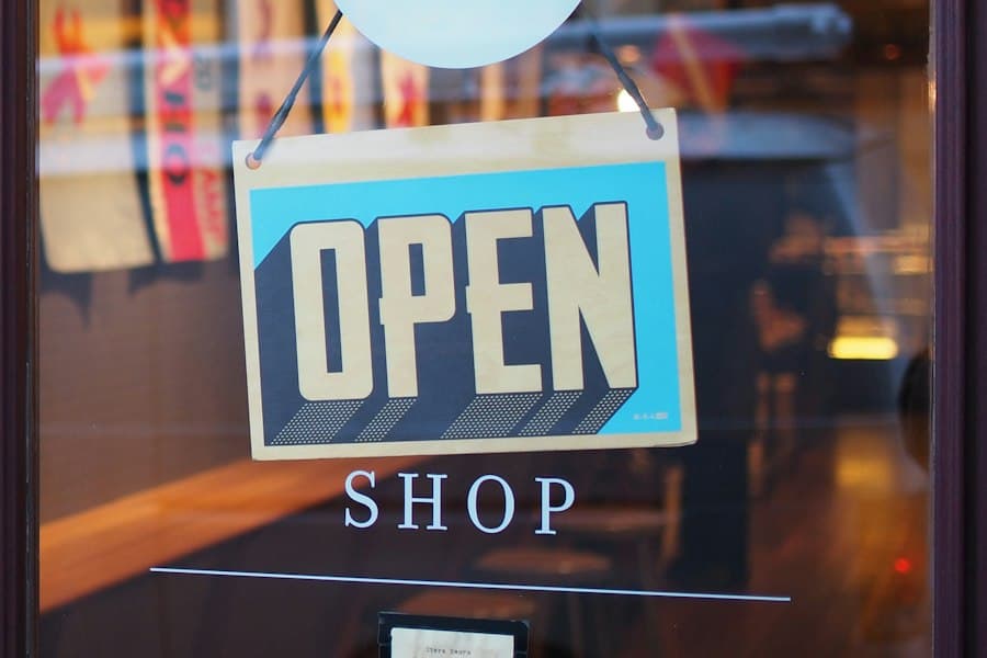 Le panneau « Open » sur la porte d'une boutique